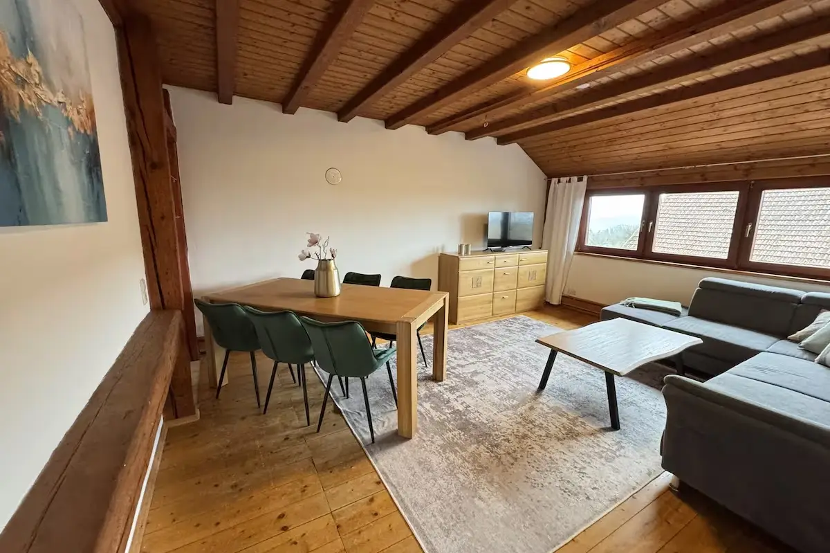 Heller Wohn- und Essbereich der Ferienwohnung mit Bodensee-Blick