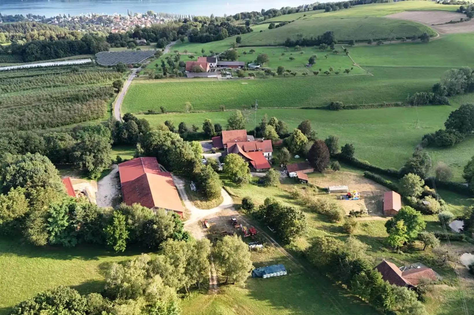 Wiesen, Wald und Wanderwege rund um den Hof über dem Bodensee-Untersee